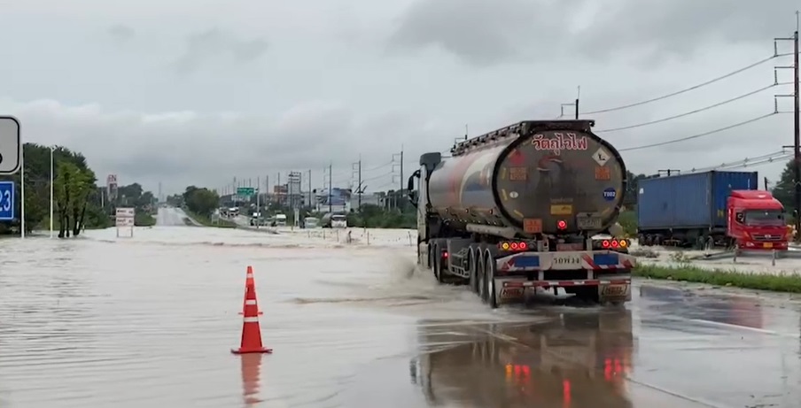ระยองอ่วม! ฝนถล่มต่อเนื่อง ถนนสาย 36 ถูกน้ำท่วมต้องปิดการจราจร