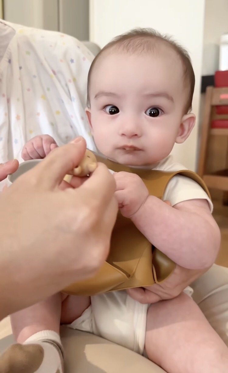 แฟนๆ เอ็นดู ดิว อริสรา โพสต์คลิป น้องไซลาส หม่ำอาหารมื้อแรก 