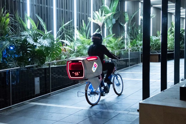Domino's Pizza เปิดบริการส่งพิซซาด้วยจักรยานไฟฟ้าพร้อมกล่องอบท้ายรถ Domino's Pizza เปิดบริการส่งพิซซาด้วยจักรยานไฟฟ้าพร้อมกล่องอบท้ายรถ