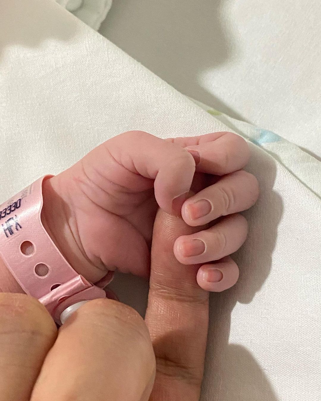 ฟลุค - นาตาลี เผยภาพน่ายินดี ต้อนรับลูกสาว ลืมตาดูโลก