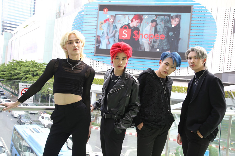 ไม่ธรรมดา! บอยแบนด์ “4MIX”  จัดใหญ่ขึ้นบิลบอร์ดใจกลางเมือง