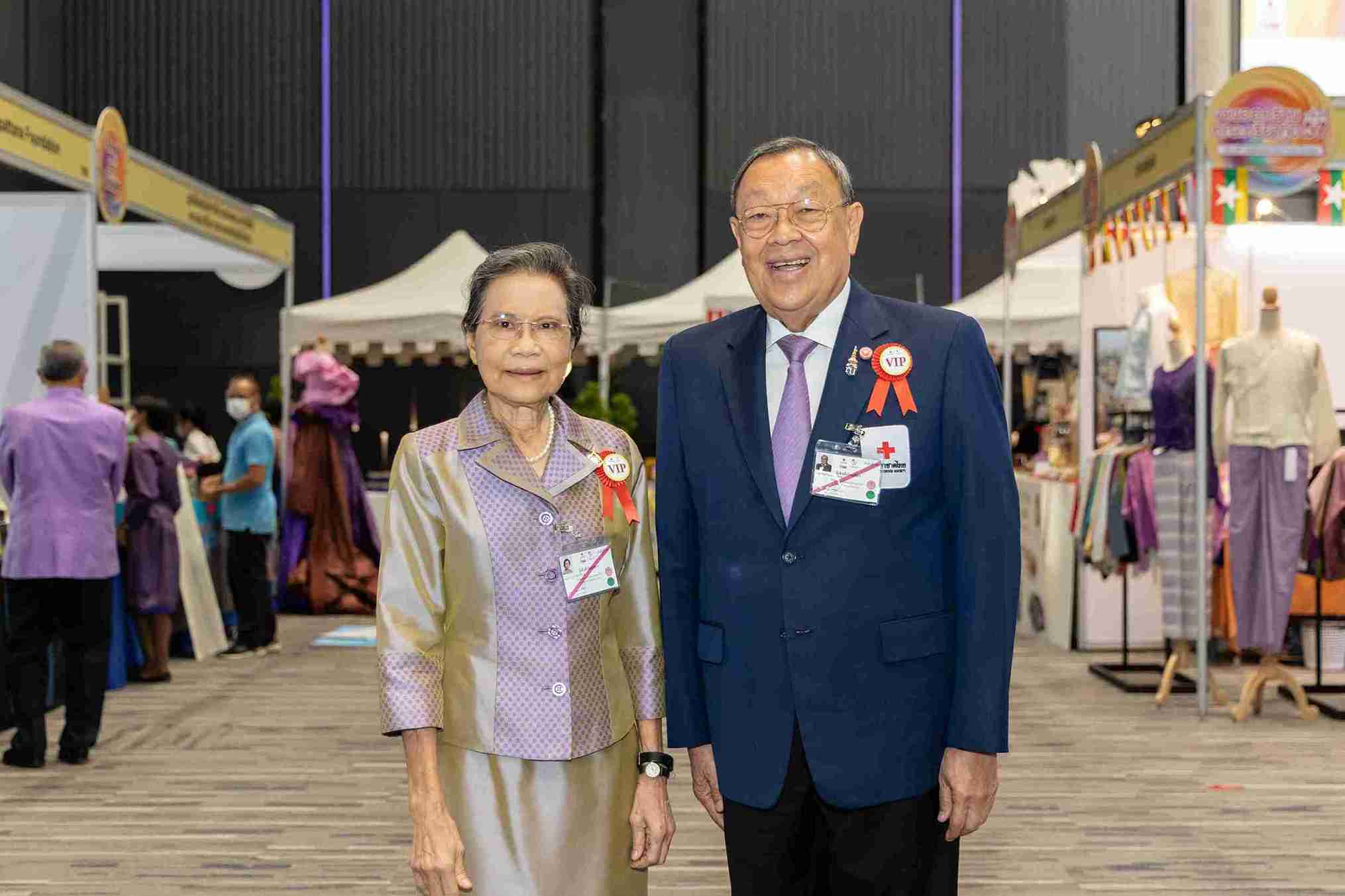 สมเด็จพระกนิษฐาธิราชเจ้า กรมสมเด็จพระเทพรัตนราชสุดาฯ สยามบรมราชกุมารี เสด็จพระราชดำเนินไปทรงเปิด “งานออกร้านคณะภริยาทูต ครั้งที่ 57”