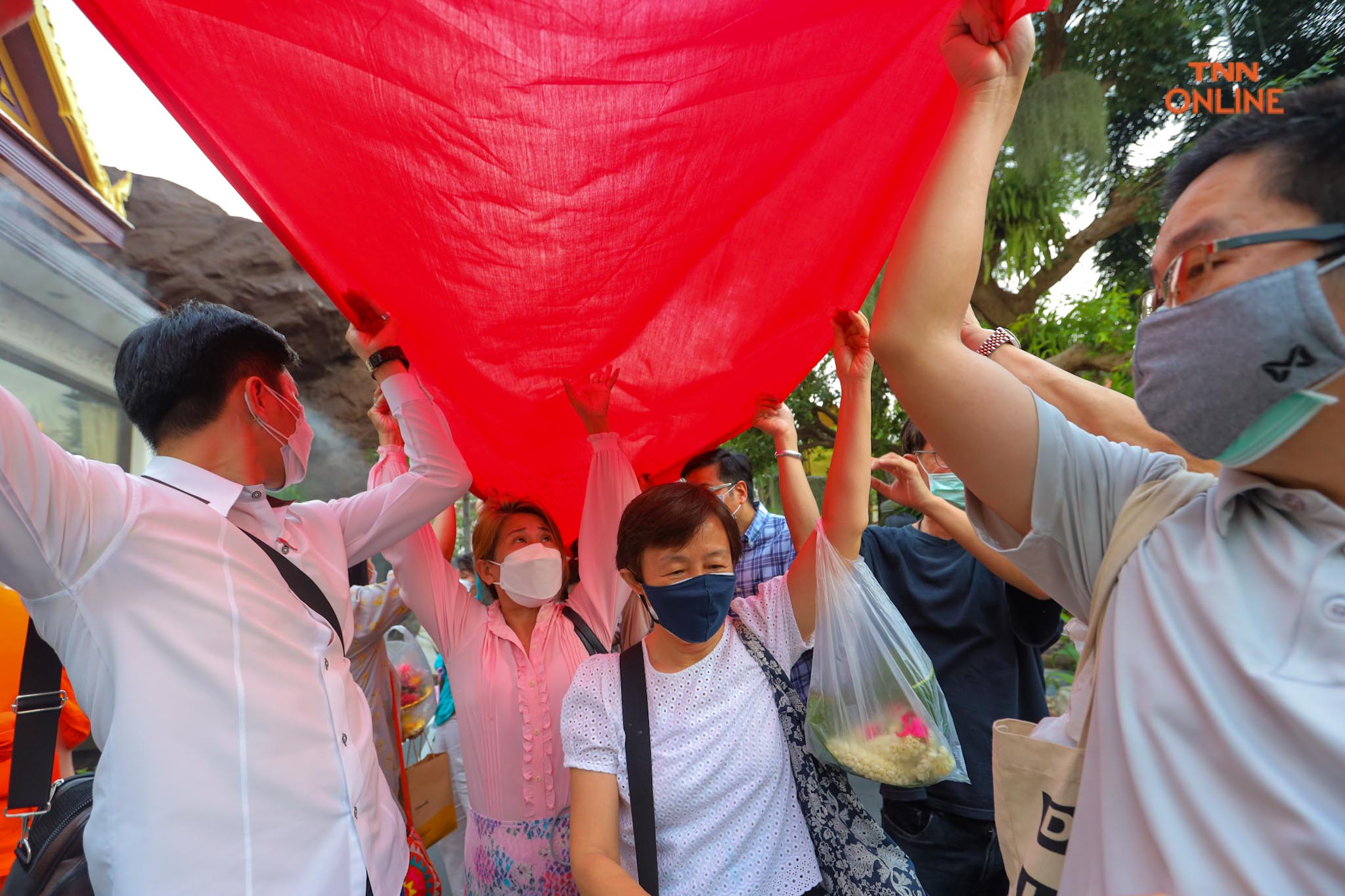 ประชาชนร่วมพิธี “ห่มผ้าแดงภูเขาทอง” ประจำปี 2564 เสริมสิริมงคล