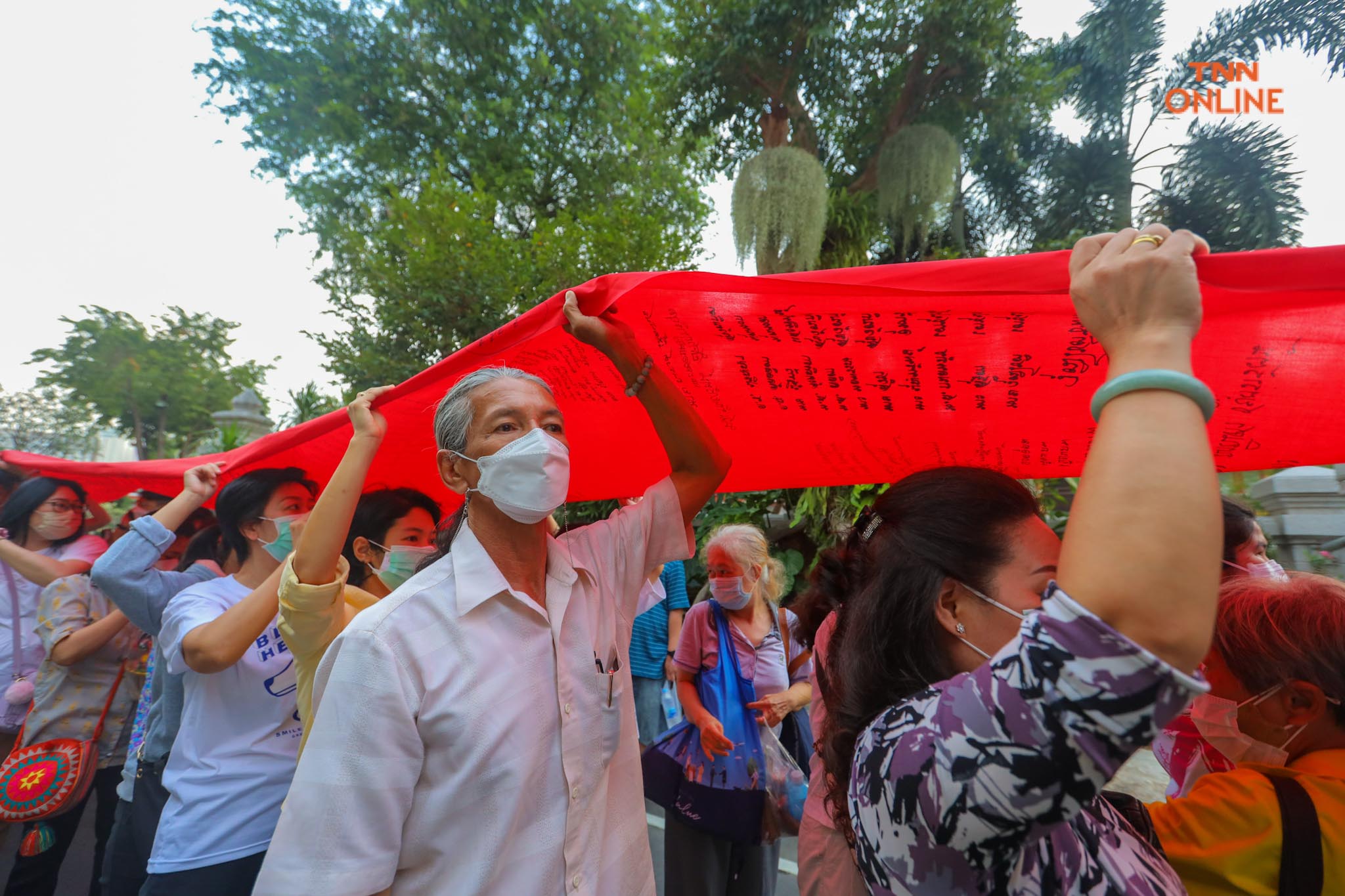 ประชาชนร่วมพิธี “ห่มผ้าแดงภูเขาทอง” ประจำปี 2564 เสริมสิริมงคล