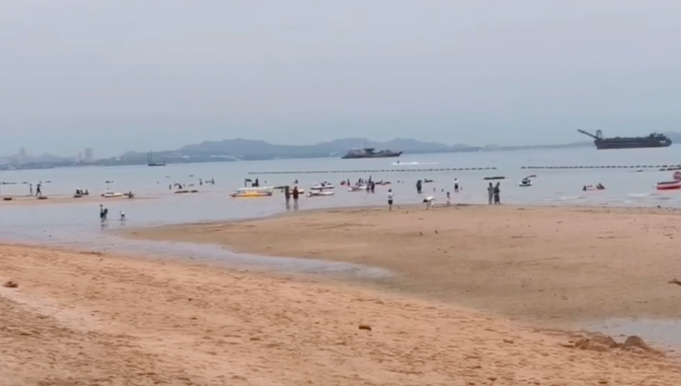 วันแรงงาน หาดพัทยาคึกคัก ถ.เลียบหาดจราจรติดขัด วันแรงงาน หาดพัทยาคึกคัก ถ.เลียบหาดจราจรติดขัด