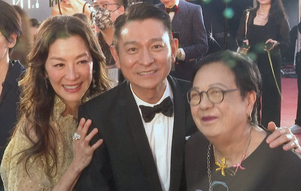 ช็อตหายาก!! ‘หลิวเต๋อหัว - มิเชล โหย่ว’ กระทบไหล่ ที่งาน Hong Kong Film Awards