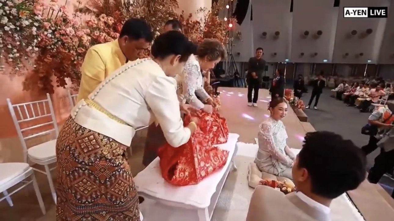 เริ่มต้นชีวิตคู่ บอย ศิริชัย ควง แอน อรดี เข้าพิธีวิวาห์สุดอบอุ่น สินสอดนับล้าน! เริ่มต้นชีวิตคู่ บอย ศิริชัย ควง แอน อรดี เข้าพิธีวิวาห์สุดอบอุ่น สินสอดนับล้าน!