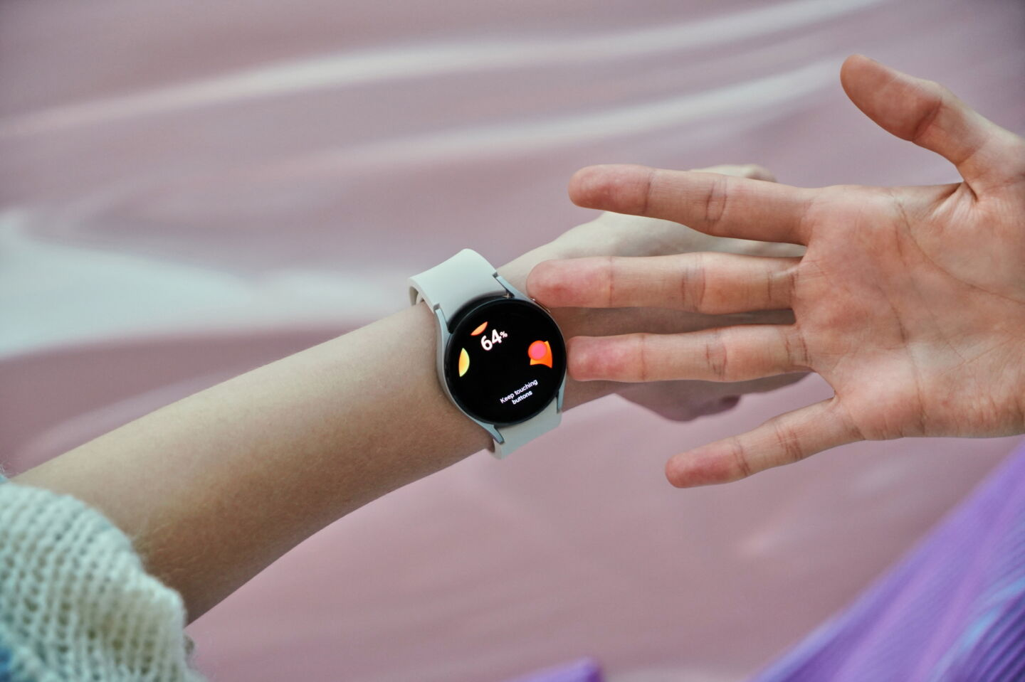 Galaxy Z Fold 3 ใช้ปากการุ่นอื่นจอพัง..  Galaxy Watch 4 ใช้กับ iOS ไม่ได้ !!