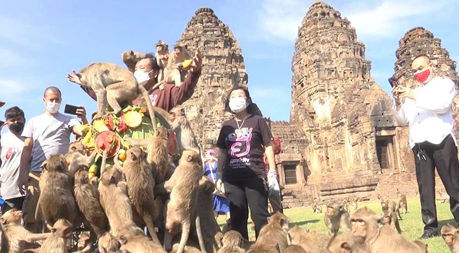 เปิดภาพงานเลี้ยง โต๊ะจีนลิงลพบุรี จัดยิ่งใหญ่ แจกวีลแชร์ให้ปชช. 100 คัน!