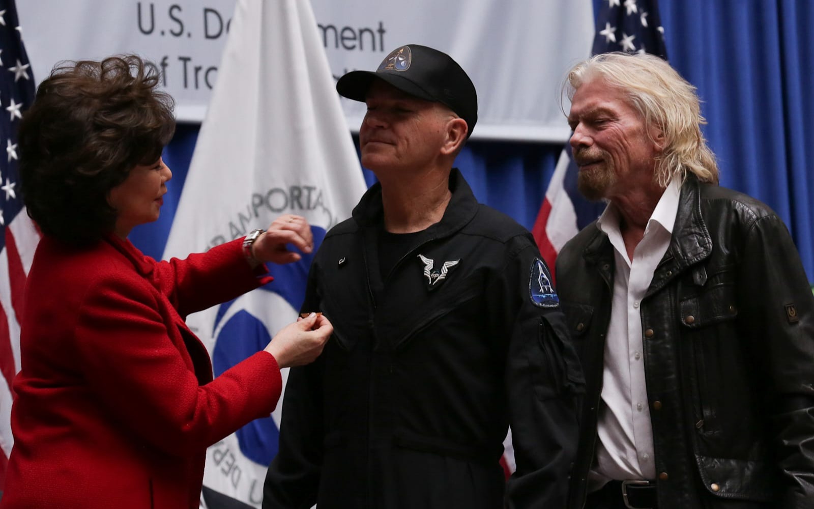 Jeff Bezos และ Sir Richard Branson ชวดตำแหน่งนักบินอวกาศ! Jeff Bezos และ Sir Richard Branson ชวดตำแหน่งนักบินอวกาศ!