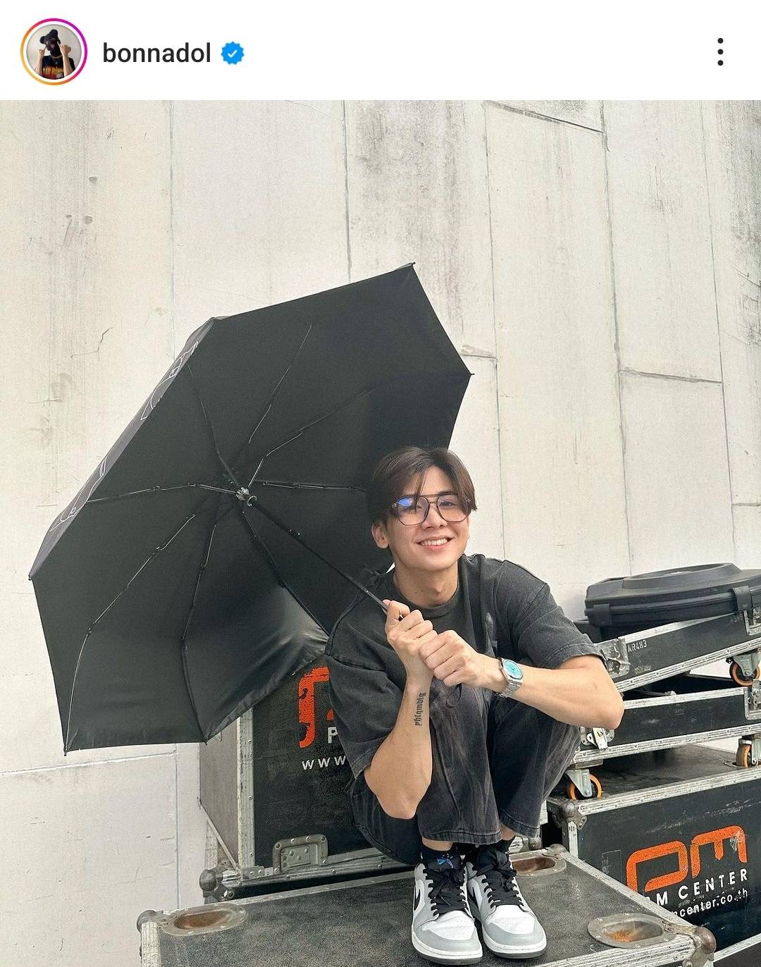 ฝนตกก็ไม่หวั่น! ส่องท่าโพสชิคๆของคนบันเทิง ฝนตกก็ไม่หวั่น! ส่องท่าโพสชิคๆของคนบันเทิง