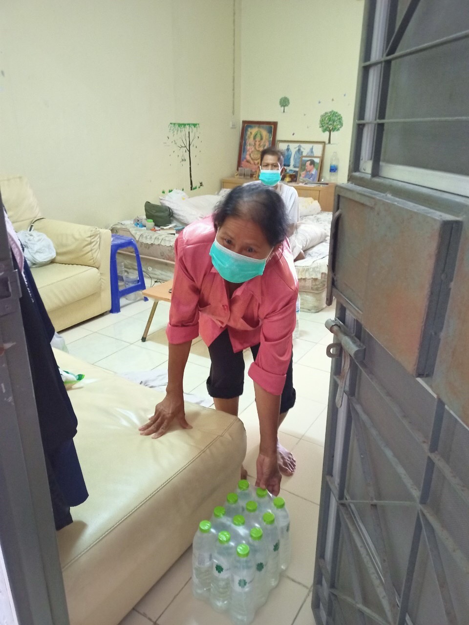เรื่องดีๆ ยุคโควิด! ผู้ใจบุญบริจาคสิ่งของช่วยผู้สูงอายุและผู้ป่วยติดเตียง เรื่องดีๆ ยุคโควิด! ผู้ใจบุญบริจาคสิ่งของช่วยผู้สูงอายุและผู้ป่วยติดเตียง