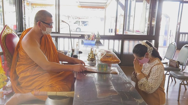 ทำบุญง่ายๆสไตล์ “เมจิ คัคกิ่งรักส์” ในยุคโควิด-19  (มีคลิป)