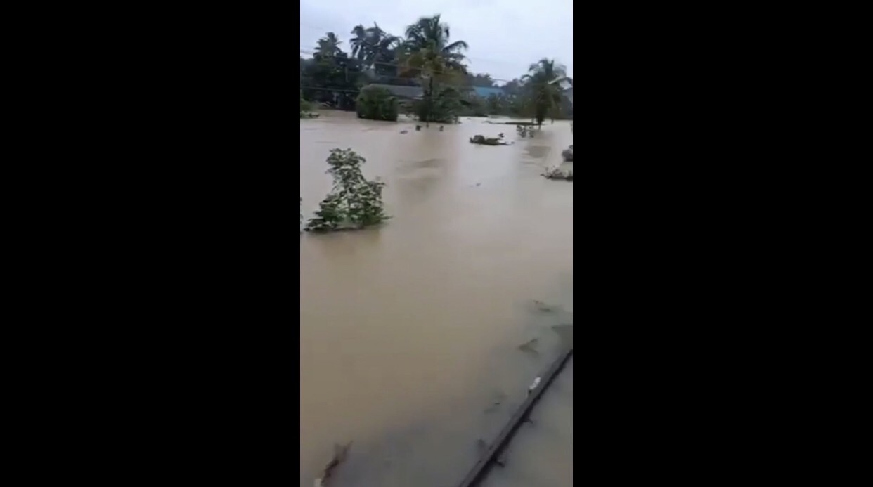 เปิดภาพ ฝนถล่มสงขลา น้ำท่วมตัดขาดถนน - ทางรถไฟสายใต้อัมพาต