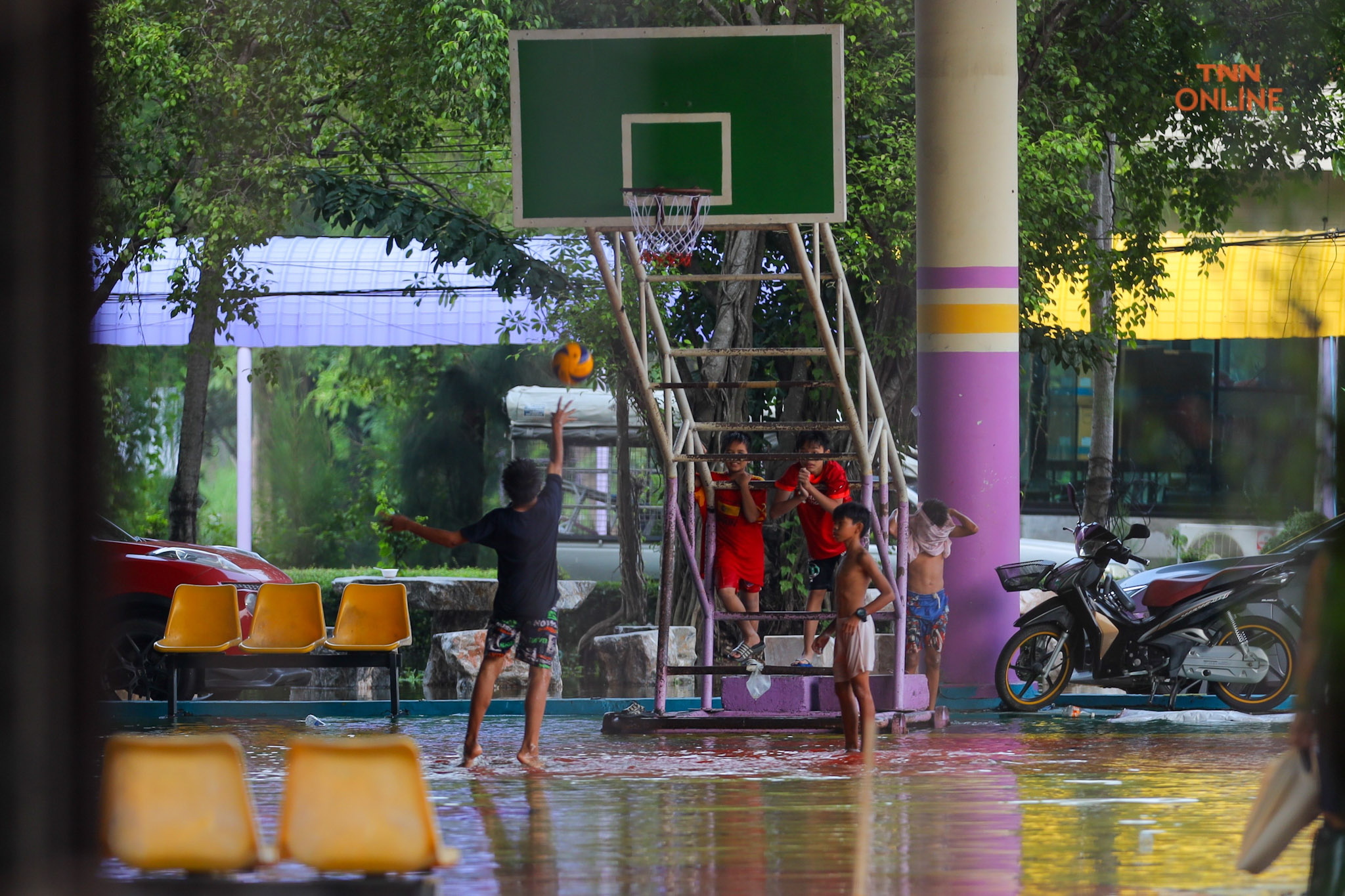 ลาดกระบังยังอ่วม น้ำท่วมขังติดต่อกันวันที่ 5 ลาดกระบังยังอ่วม น้ำท่วมขังติดต่อกันวันที่ 5