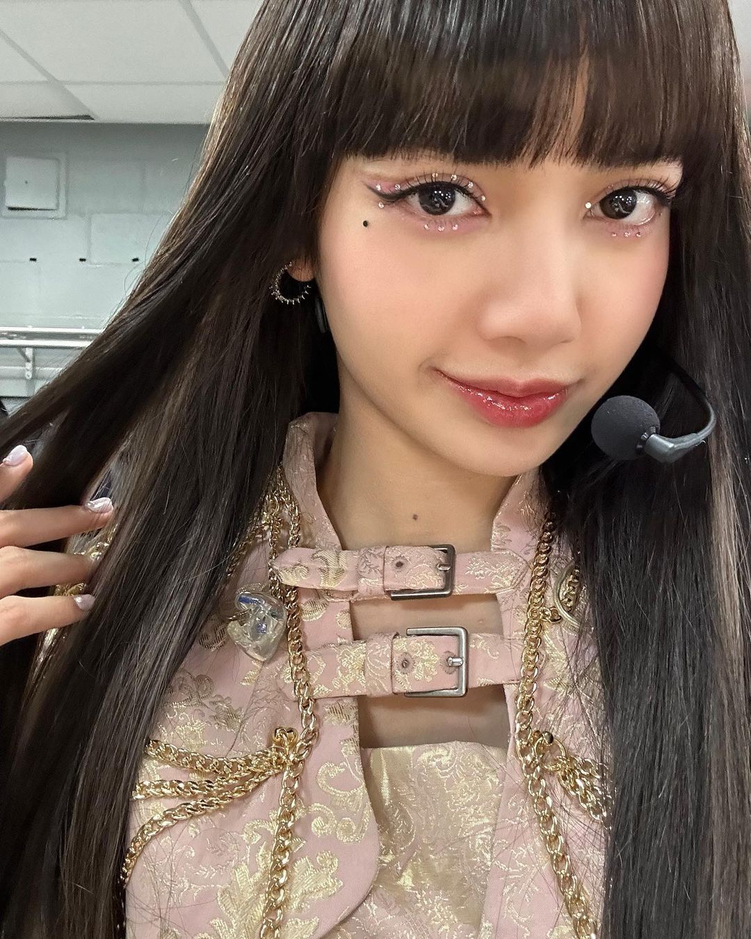'ลิซ่า BLACKPINK' ไหว้ขอพร-นั่งสมาธิ!! พาความเป็นไทยโดนใจทั่วโลกไม่หยุด 'ลิซ่า BLACKPINK' ไหว้ขอพร-นั่งสมาธิ!! พาความเป็นไทยโดนใจทั่วโลกไม่หยุด