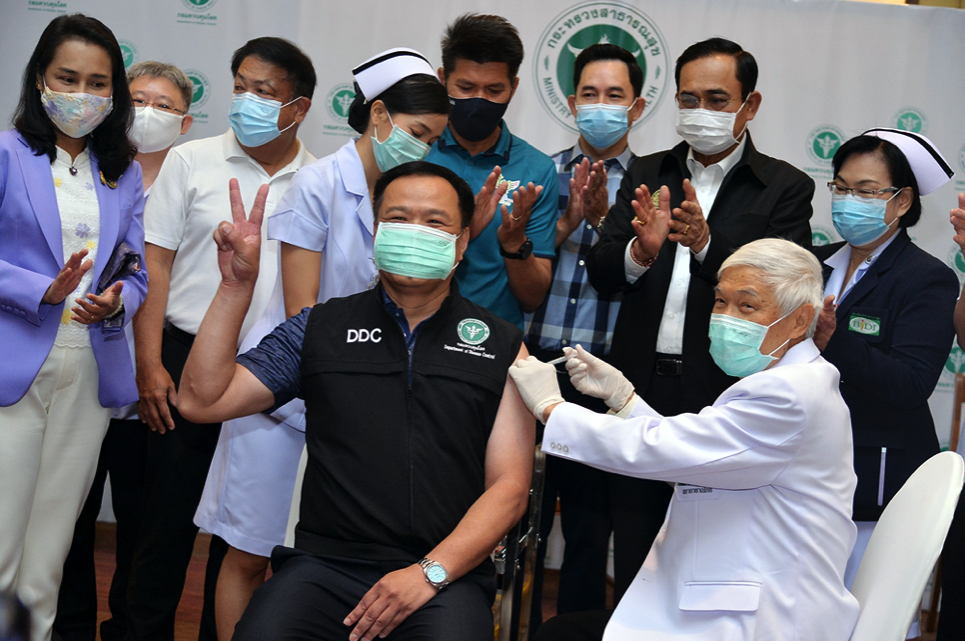 นาทีประวัติศาสตร์! นพ.ยงฉีดวัคซีนโควิด 19 เข็มแรกให้ ‘อนุทิน’ 