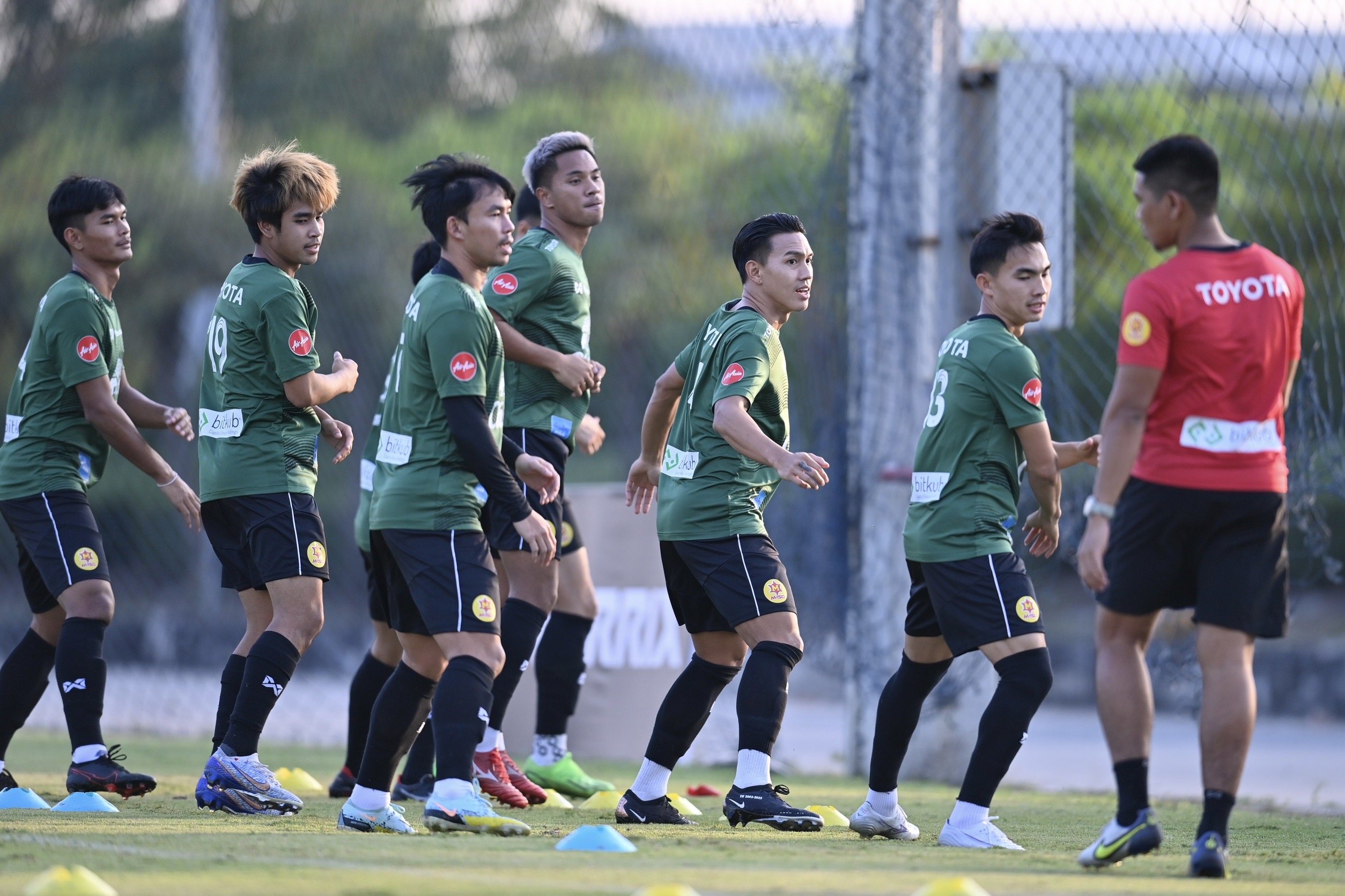 ประมวลภาพ 'ลีซอ ธีรเทพ' เข้าฝึกซ้อมกับทีมชาติไทยเตรียมเล่นนัดอำลา 14 ธ.ค. นี้ ประมวลภาพ 'ลีซอ ธีรเทพ' เข้าฝึกซ้อมกับทีมชาติไทยเตรียมเล่นนัดอำลา 14 ธ.ค. นี้