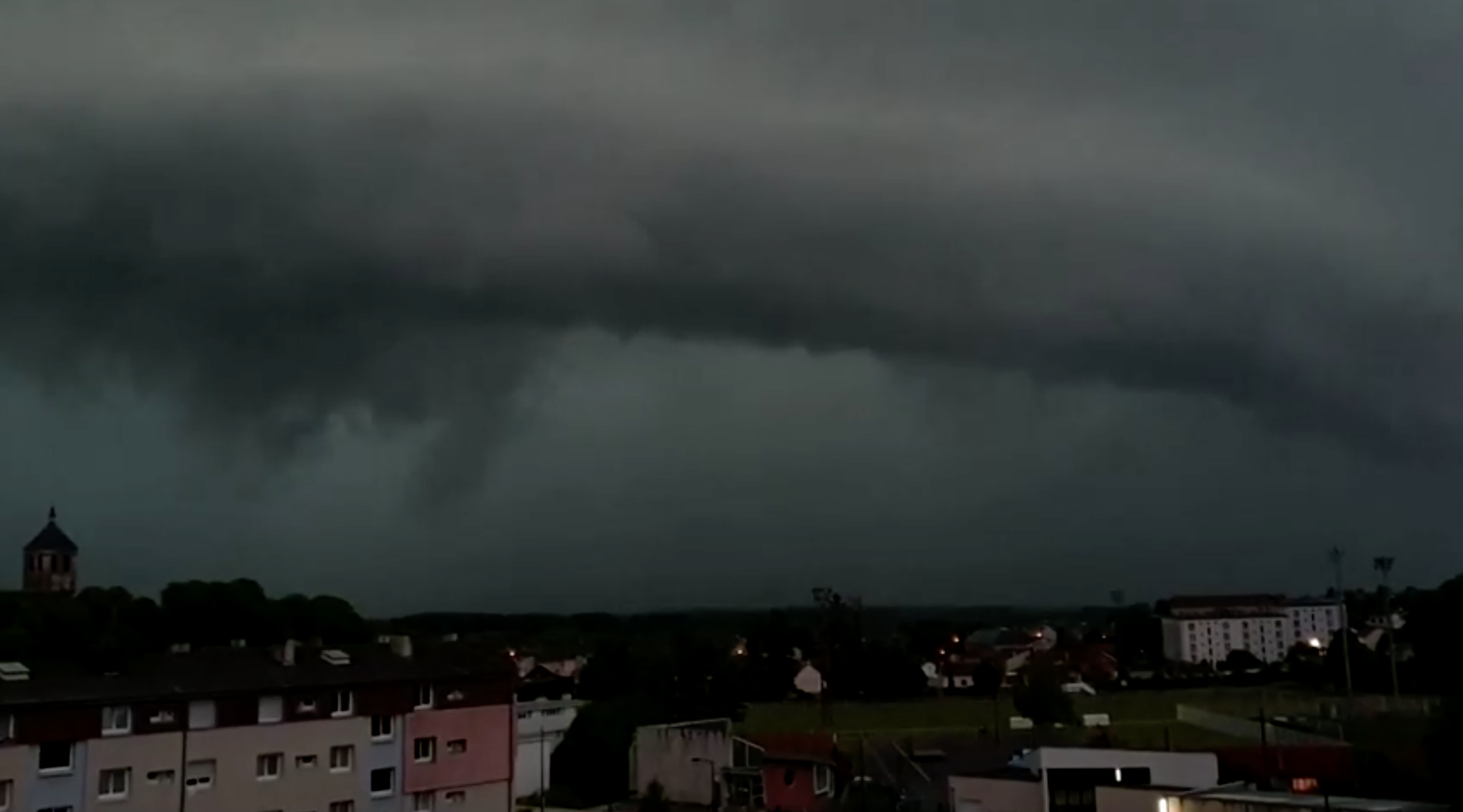 เปิดภาพ “พายุ Supercell” ทำฝรั่งเศสเผชิญวันที่มืดมนที่สุดของปีนี้ เปิดภาพ “พายุ Supercell” ทำฝรั่งเศสเผชิญวันที่มืดมนที่สุดของปีนี้