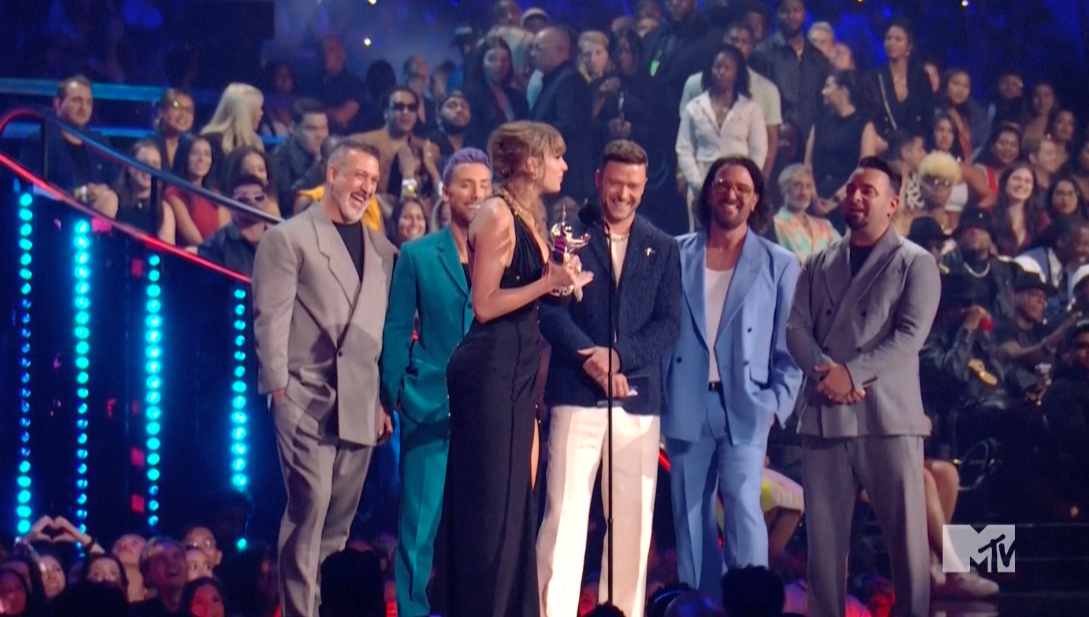 โมเมนต์ปริ่มงาน MTV VMA!! ‘เทย์เลอร์ สวิฟต์’ เขินเจอวง NSYNC & เต้นเชียร์ ‘เซลิน่า โกเมซ’