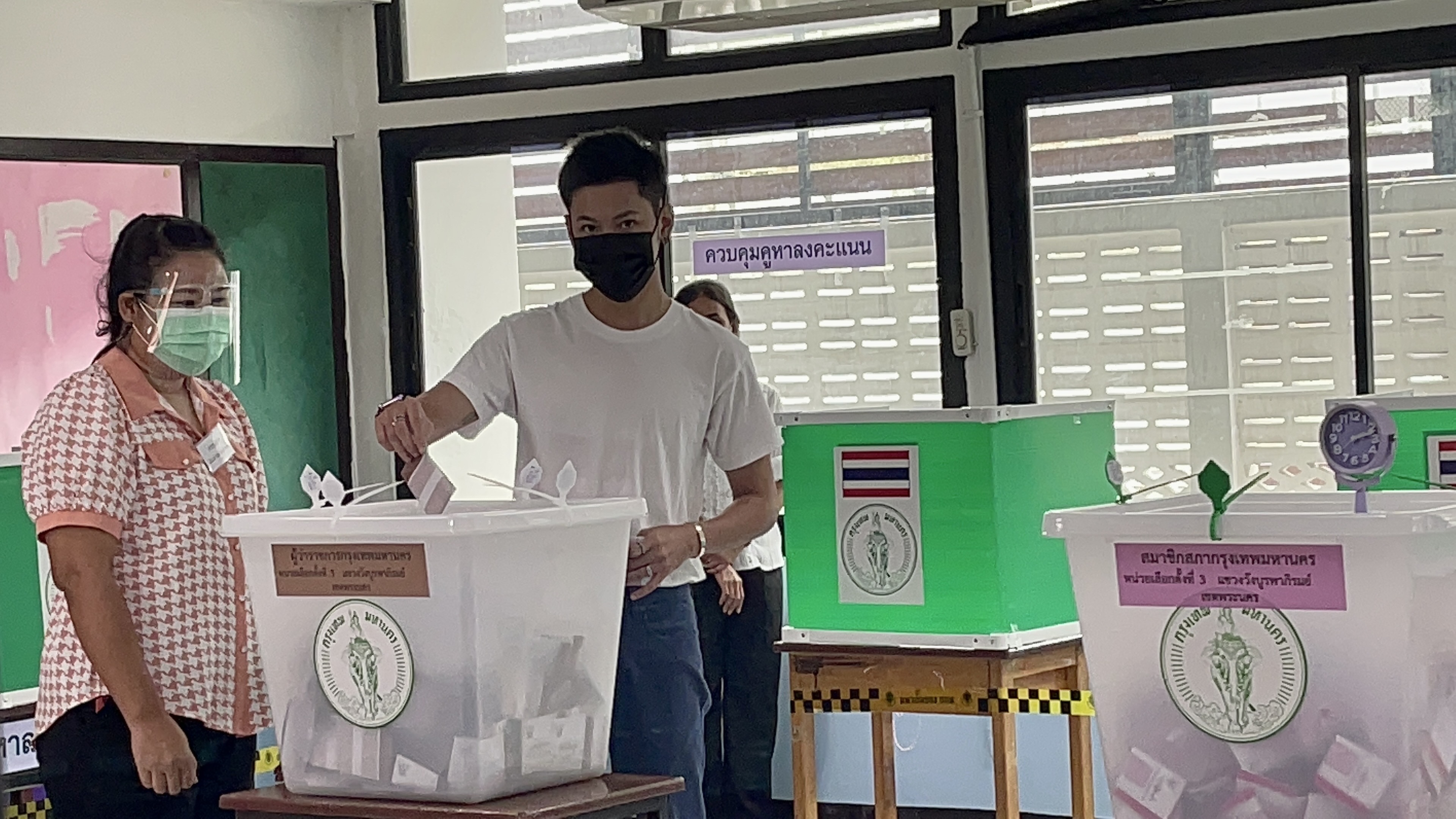 คริส - สิงโต นำทีมเหล่าคนดัง ใช้สิทธิเลือกผู้ว่า กทม. 