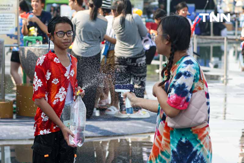 สาดความมัน 2 วันสุดท้าย สงกรานต์ริมเจ้าพระยาที่ไอคอนสยาม สาดความมัน 2 วันสุดท้าย สงกรานต์ริมเจ้าพระยาที่ไอคอนสยาม