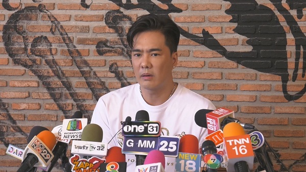 แถลงข่าวเลิกเมีย “เคลลี่” เผยความรักถึงทางตัน (มีคลิป) แถลงข่าวเลิกเมีย “เคลลี่” เผยความรักถึงทางตัน (มีคลิป)