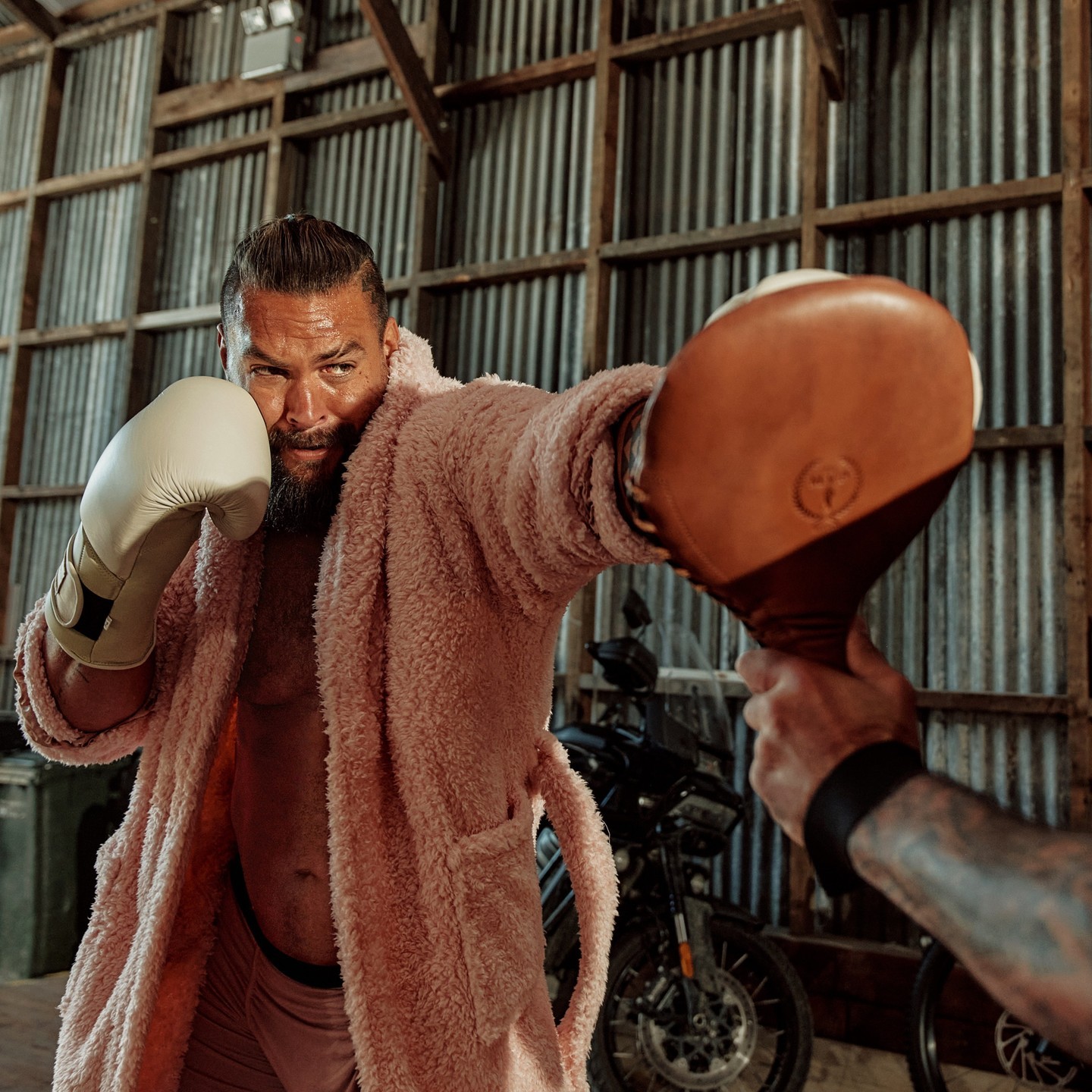 “Jason Momoa” ล่อนจ้อนพาทัวร์ชมยิมส่วนตัวพร้อมแนะนำอาหารโปรด “Jason Momoa” ล่อนจ้อนพาทัวร์ชมยิมส่วนตัวพร้อมแนะนำอาหารโปรด