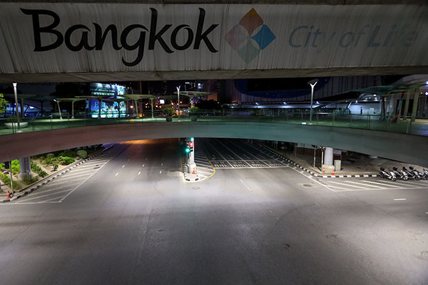 เปิดภาพ ‘กทม.เคอร์ฟิววันแรก’ ใจกลางเมืองร้างแทบจะไร้ผู้คน เปิดภาพ ‘กทม.เคอร์ฟิววันแรก’ ใจกลางเมืองร้างแทบจะไร้ผู้คน