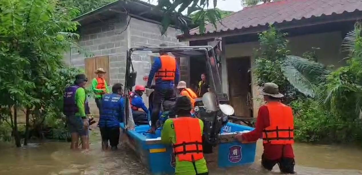 โคราชอ่วม! ลำน้ำมาศทะลักท่วม สูงกว่า 2 เมตร ชาวบ้านติดเกาะ-เร่งช่วยเหลือด่วน โคราชอ่วม! ลำน้ำมาศทะลักท่วม สูงกว่า 2 เมตร ชาวบ้านติดเกาะ-เร่งช่วยเหลือด่วน