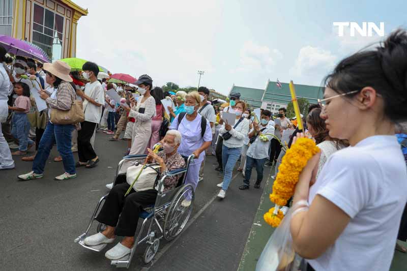 วันสุดท้ายเนืองแน่น ชาวพุทธเข้ากราบพระบรมสารีริกธาตุและพระอรหันตธาตุ วันสุดท้ายเนืองแน่น ชาวพุทธเข้ากราบพระบรมสารีริกธาตุและพระอรหันตธาตุ