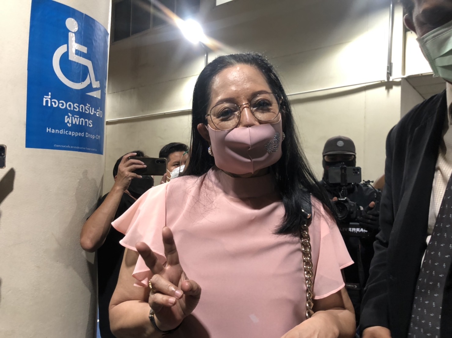 คุณแม่ภนิดา-ทนาย ย้ายร่าง แตงโม ผ่าพิสูจน์รอบ 2 เผย ติดใจบาดแผล 8 จุดบนร่าง คุณแม่ภนิดา-ทนาย ย้ายร่าง แตงโม ผ่าพิสูจน์รอบ 2 เผย ติดใจบาดแผล 8 จุดบนร่าง