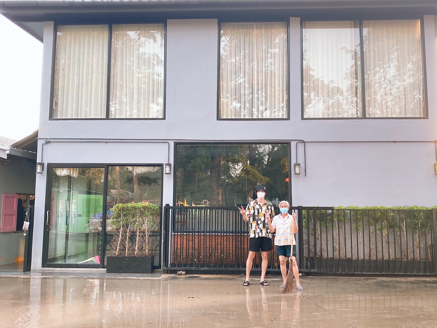 เตรียมรับมือพายุ!! มิกค์ ทองระย้า ยังไม่วางใจ หลังน้ำท่วมบ้านที่สระบุรี เตรียมรับมือพายุ!! มิกค์ ทองระย้า ยังไม่วางใจ หลังน้ำท่วมบ้านที่สระบุรี