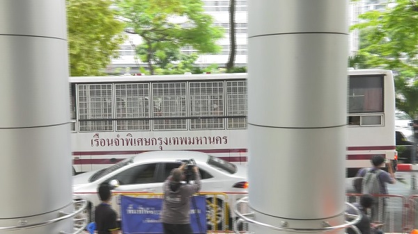 “พิ้งกี้ สาวิกา” ตัดผมสั้น พร้อมชูมือให้นักข่าว  (มีคลิป)