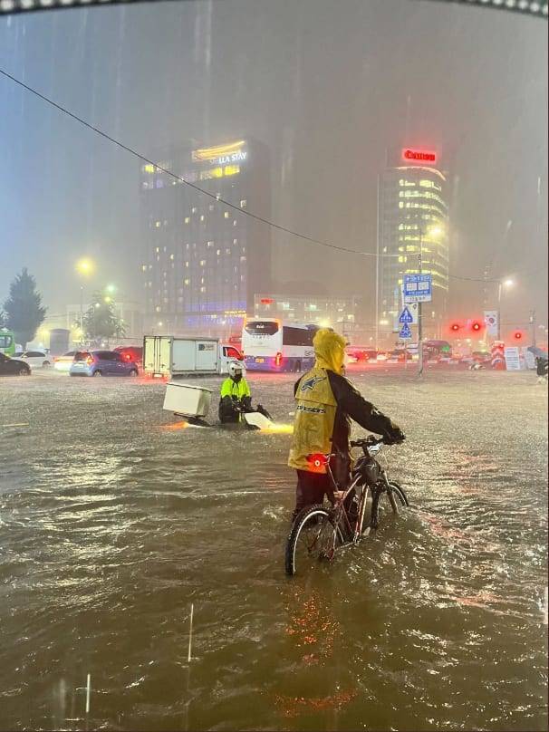 คังนัมน้ำท่วมหนัก!! ฝนถล่มกรุงโซล ย่านธุรกิจน้ำนอง รถใหญ่เล็กจมน้ำ 