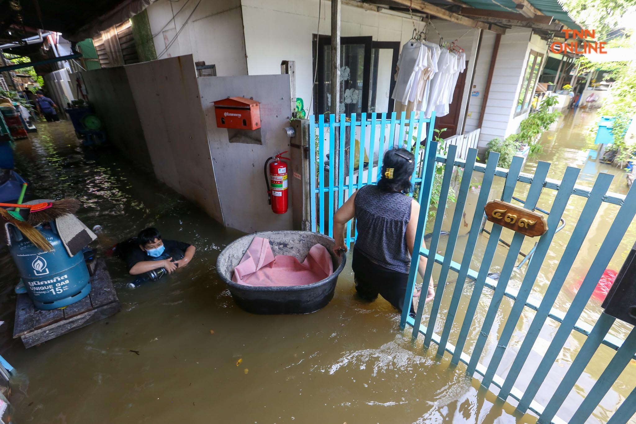 ประมวลภาพ พนังกั้นน้ำใต้สะพานซังฮี้แตกน้ำล้นท่วมผิวจราจร 