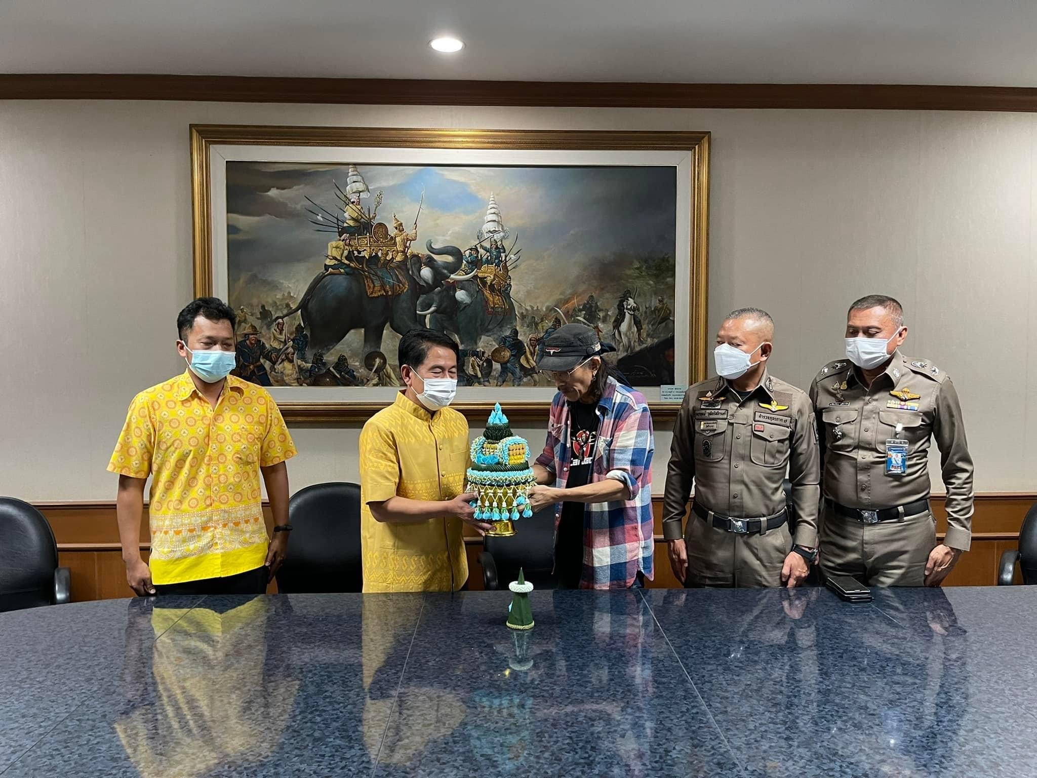 แอ๊ด คาราบาว โพสต์ข้อความ ขอขมาผู้ว่าฯสุพรรณ สำนึกผิดและขอโอกาสให้ได้ปรับปรุงตัว แอ๊ด คาราบาว โพสต์ข้อความ ขอขมาผู้ว่าฯสุพรรณ สำนึกผิดและขอโอกาสให้ได้ปรับปรุงตัว