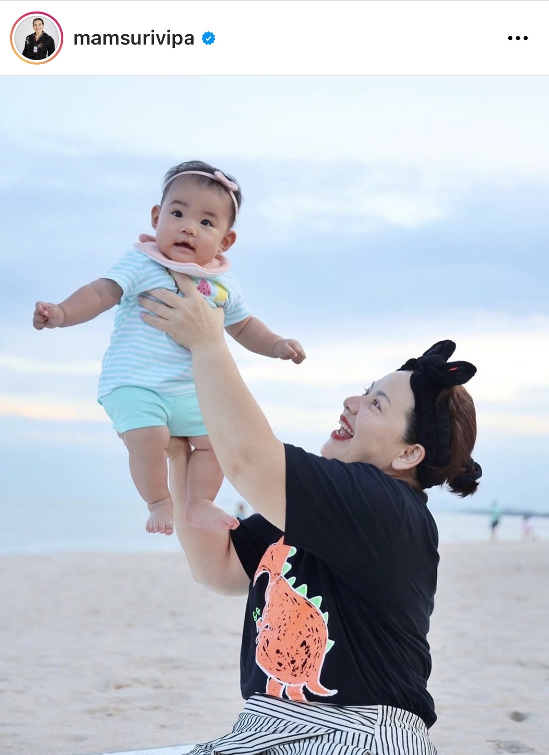 หนูแหม่ม-บ๊อบบี้ เผยโมเมนต์น่ารัก พาลูกสาว น้องแอลลี่ เที่ยวทะเลครั้งแรก หนูแหม่ม-บ๊อบบี้ เผยโมเมนต์น่ารัก พาลูกสาว น้องแอลลี่ เที่ยวทะเลครั้งแรก