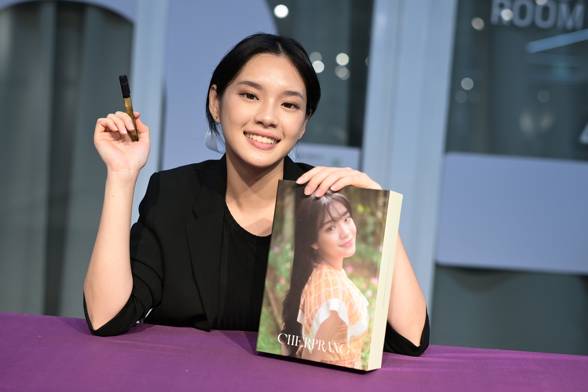 แฟนคลับใจฟู! เฌอปราง เสิร์ฟความฟินแบบใกล้ชิดในงานแฟนไซน์ครั้งแรก แฟนคลับใจฟู! เฌอปราง เสิร์ฟความฟินแบบใกล้ชิดในงานแฟนไซน์ครั้งแรก