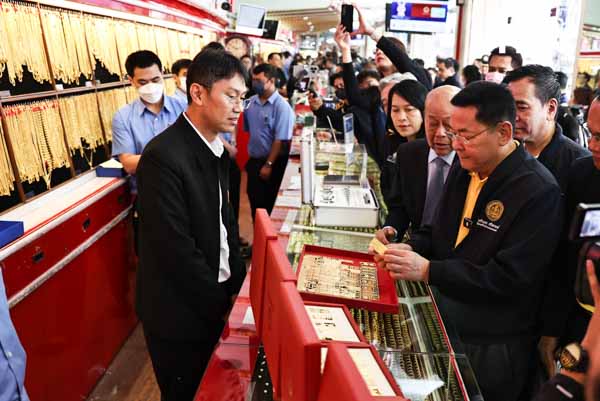 พาณิชย์ตรวจร้านทองเยาวราช สร้างความเชื่อมั่นหลังราคาทองพุ่งต่อเนื่อง