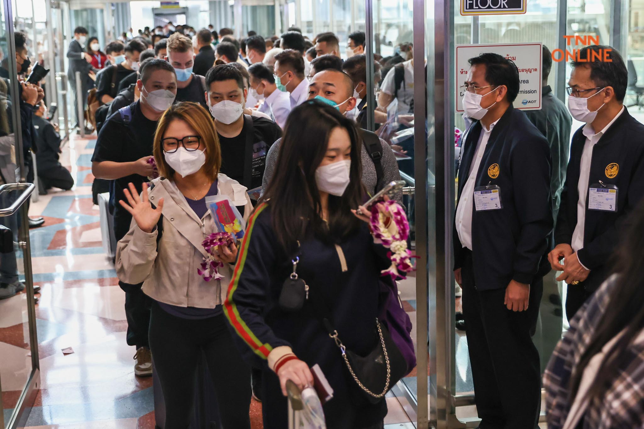 ต้อนรับอบอุ่น นทท.จีน ไฟล์ทแรกถึงไทยหลังเปิดประเทศ ต้อนรับอบอุ่น นทท.จีน ไฟล์ทแรกถึงไทยหลังเปิดประเทศ