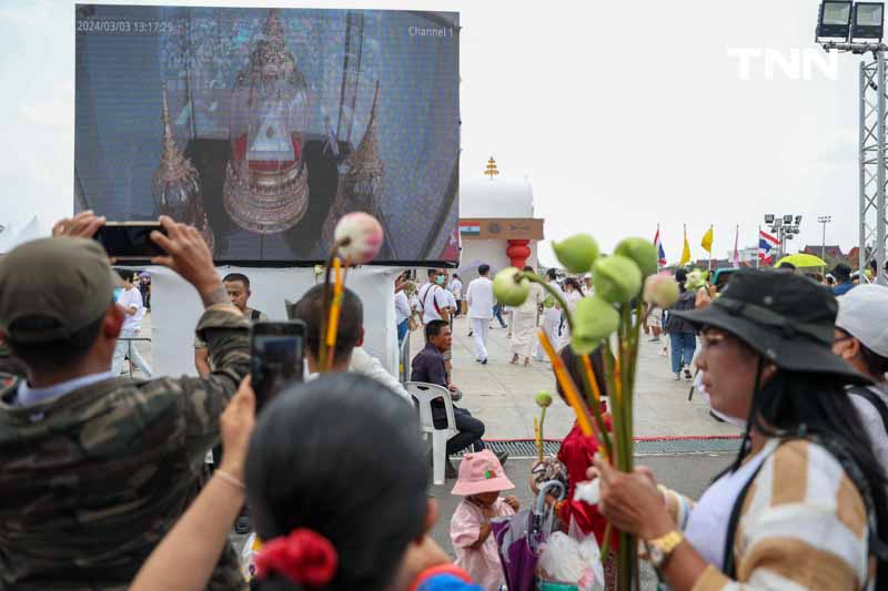 วันสุดท้ายเนืองแน่น ชาวพุทธเข้ากราบพระบรมสารีริกธาตุและพระอรหันตธาตุ วันสุดท้ายเนืองแน่น ชาวพุทธเข้ากราบพระบรมสารีริกธาตุและพระอรหันตธาตุ