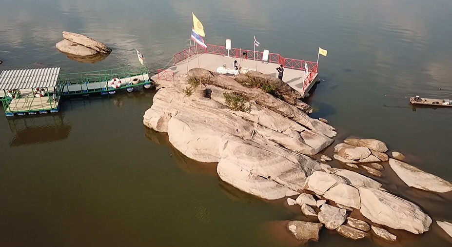 น้ำโขงต่ำสุดรอบ 10 ปี! รอยพระพุทธบาทกว่า 2,000 ปีโผล่ชัดกลางลำน้ำ