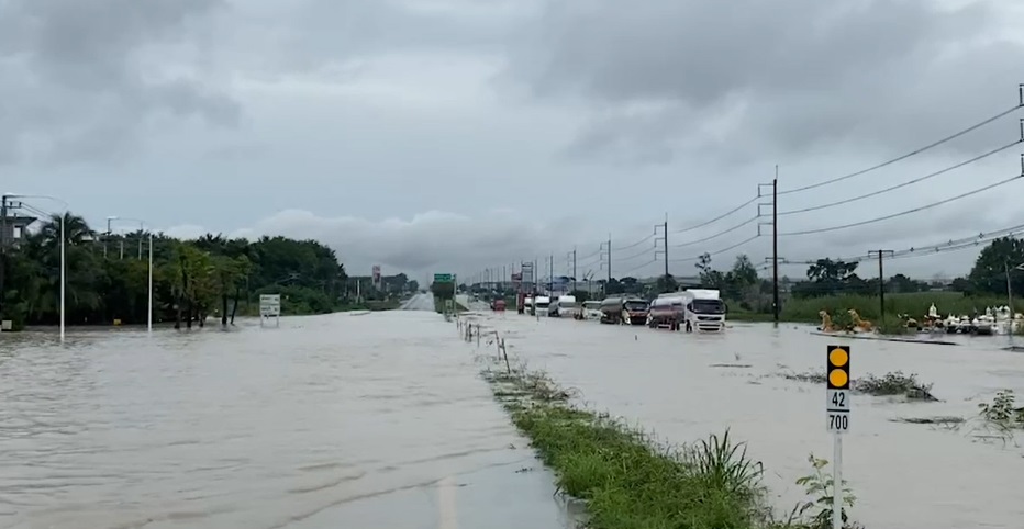 ระยองอ่วม! ฝนถล่มต่อเนื่อง ถนนสาย 36 ถูกน้ำท่วมต้องปิดการจราจร