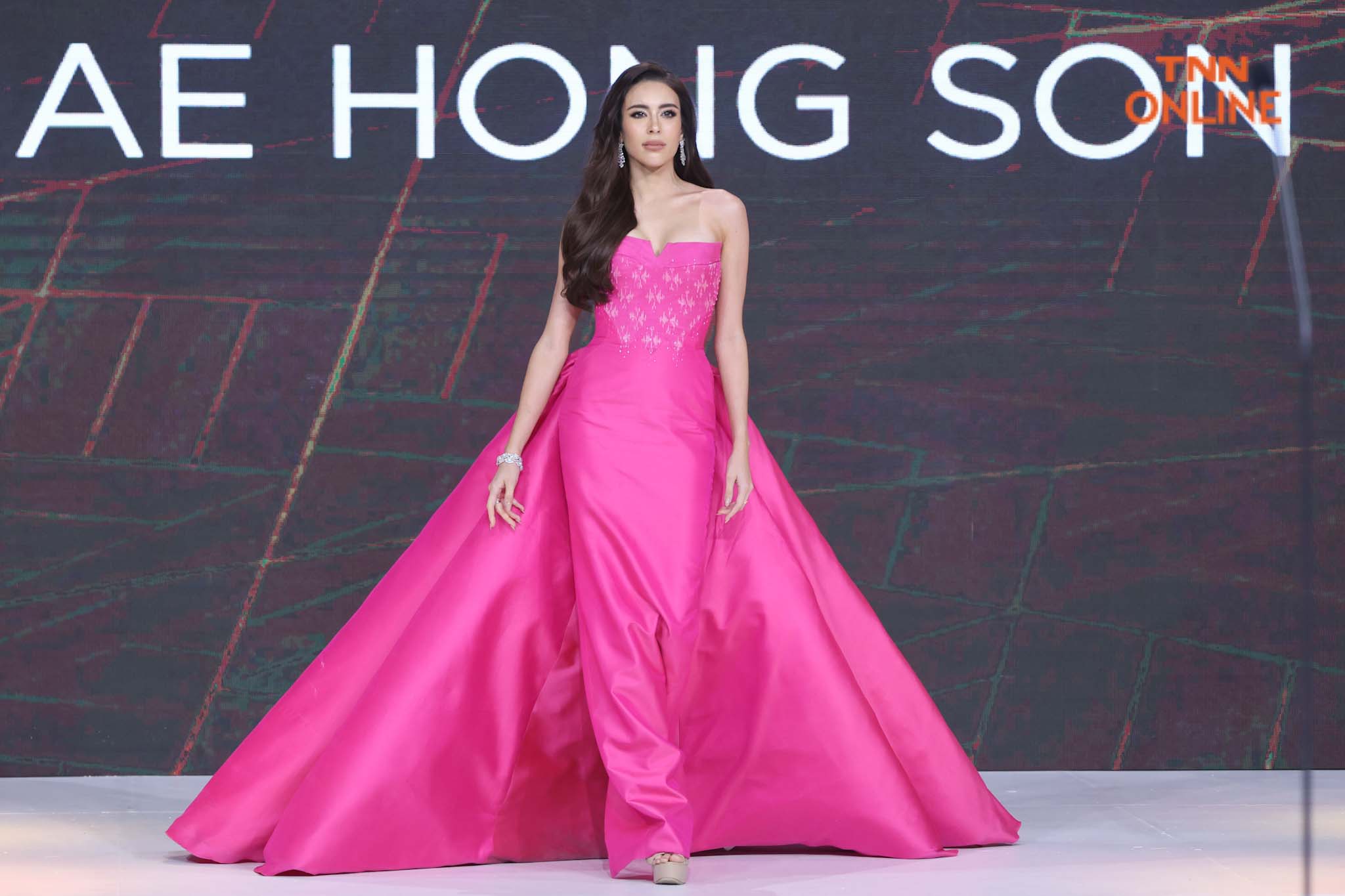 อวดโฉมในชุดผ้าไทย 53 สาวงามในชุดผ้าไหมไทยร่วมสมัย อวดโฉมในชุดผ้าไทย 53 สาวงามในชุดผ้าไหมไทยร่วมสมัย
