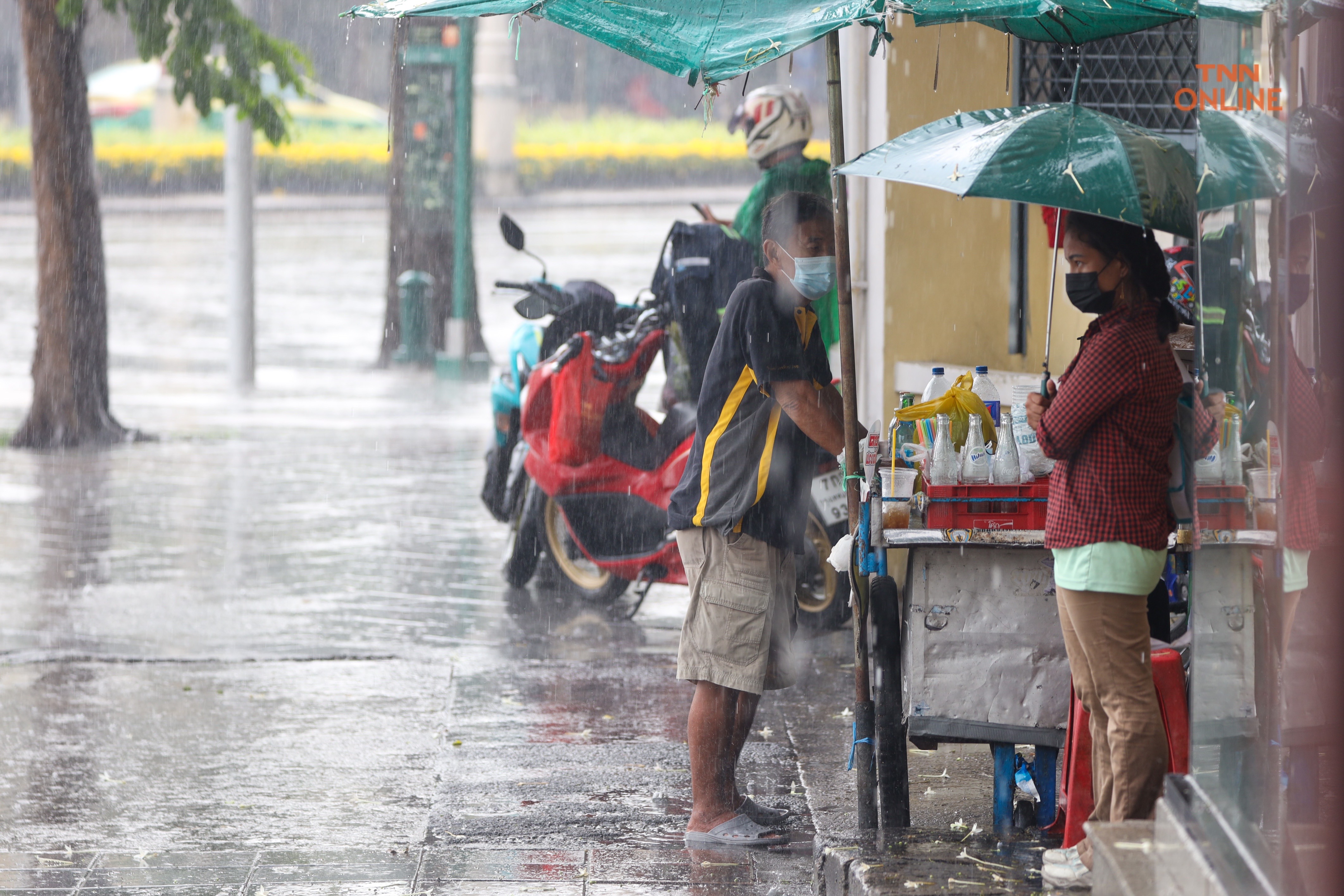 ประชาชนฝ่าสายฝน กทม.ตกหนักบางแห่งมีฝน 40%