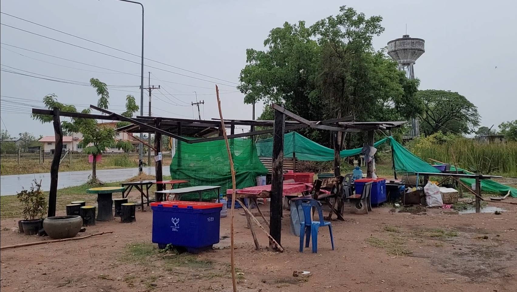 พายุฤดูร้อน พัดถล่มโคราช! บ้างพังหลายหลัง-เสาวิทยุสูงกว่า 60 เมตรหักโค่นเสียหาย