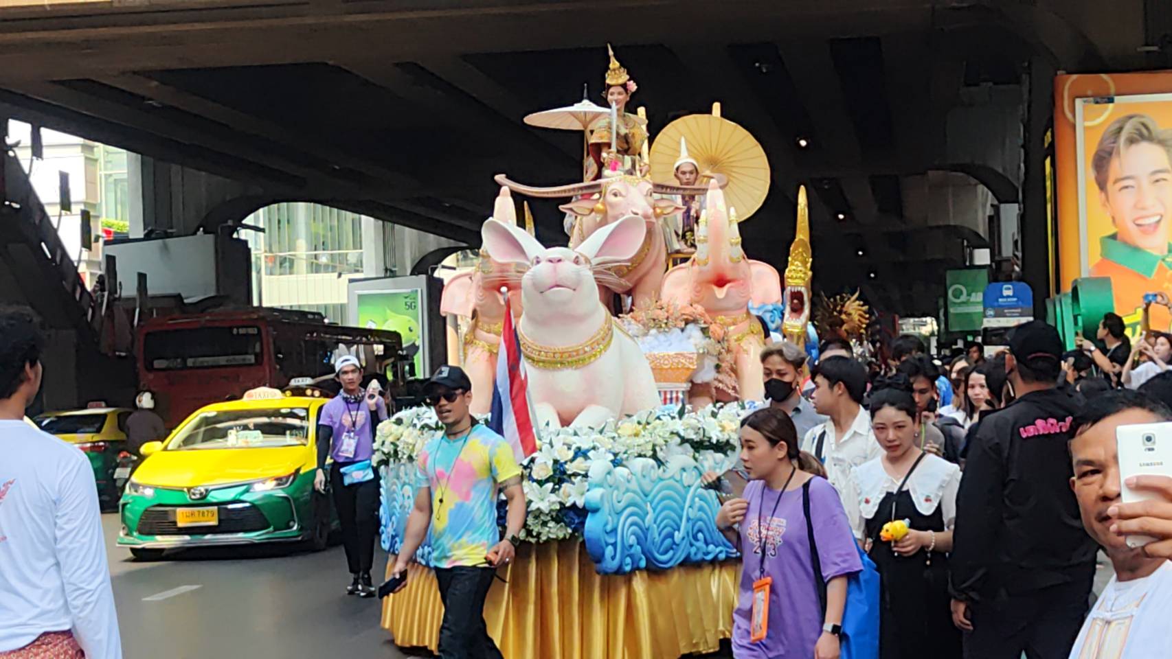 สงกรานต์สยามสุดคึกคัก!! ใบเฟิร์น ร่วมขบวนแห่เป็นนางสงกรานต์ 