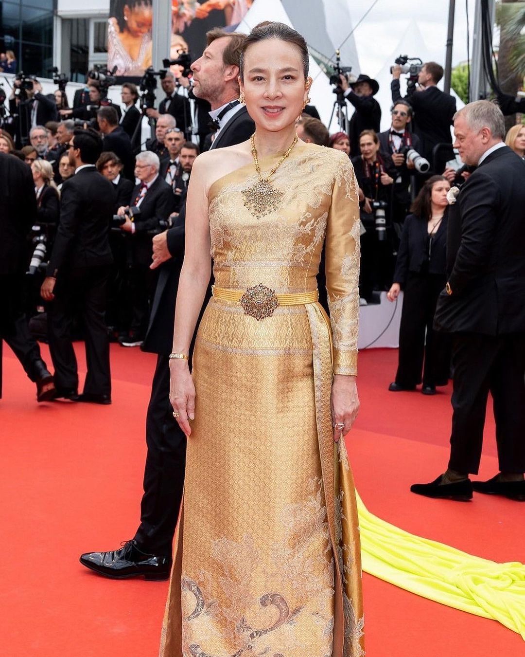 สง่างาม มาดามแป้ง สวมชุดไทยร่วมเดินพรมแดง เมืองคานส์