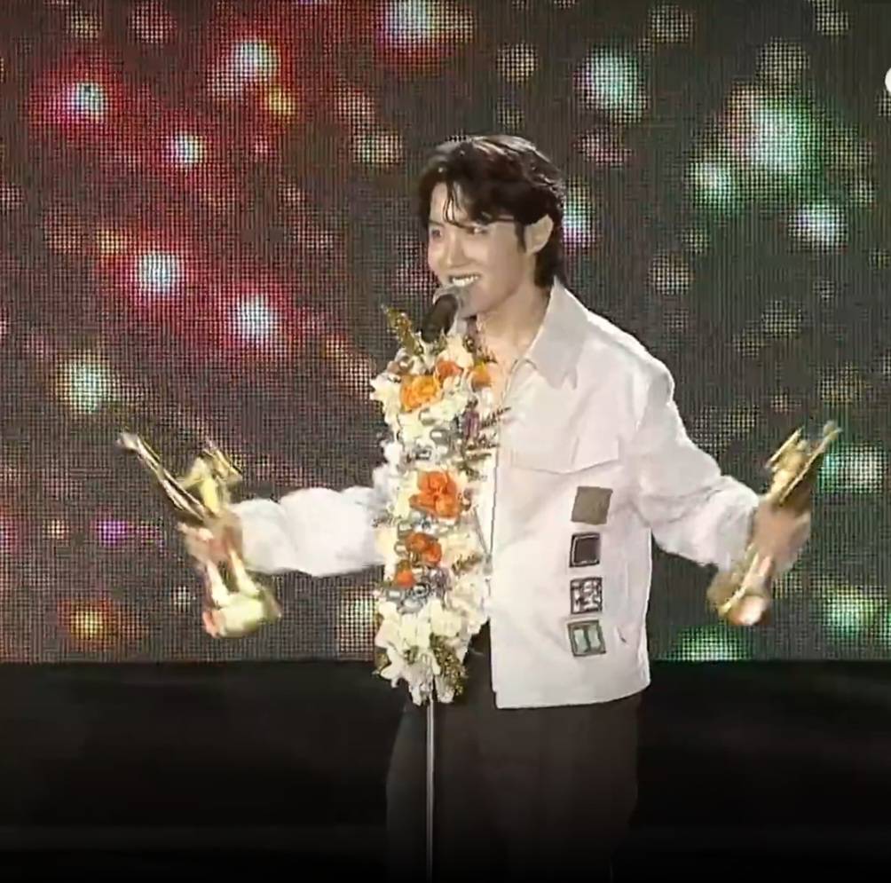 สรุปผลรางวัล GOLDEN DISC AWARD ครั้งที่ 37 BTS ที่คว้ารางวัลแดซัง “Album of the Year” สรุปผลรางวัล GOLDEN DISC AWARD ครั้งที่ 37 BTS ที่คว้ารางวัลแดซัง “Album of the Year”